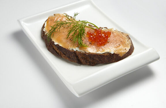 Smoked Salmon Potato Tartines with Herbed Cr&egrave;me Fra&icirc;che