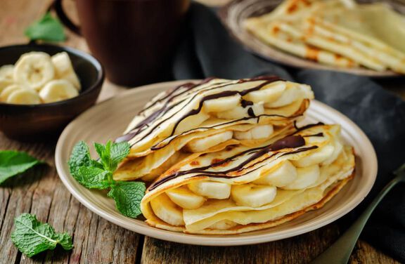 Cr&ecirc;pes with Chocolate-Hazelnut Spread and Bananas