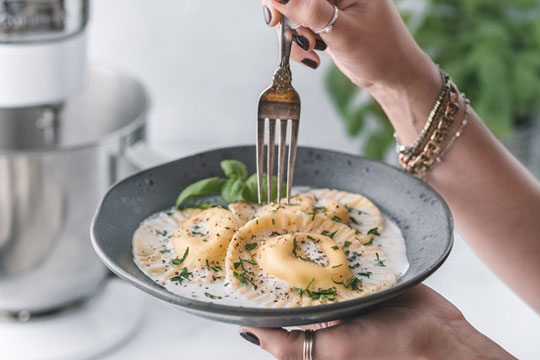 Ravioli aux trois fromages avec lait à l’ail confit