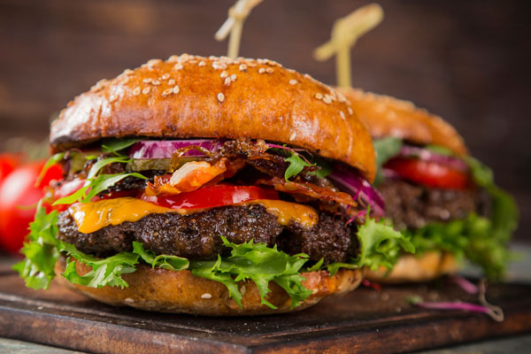 Hamburgers avec oignon caramélisé et gruyère