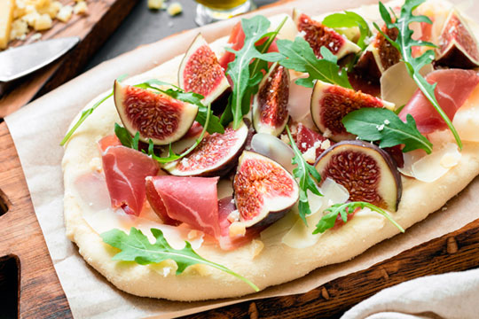 Pizza à la roquette, au prosciutto et à la confiture de figues