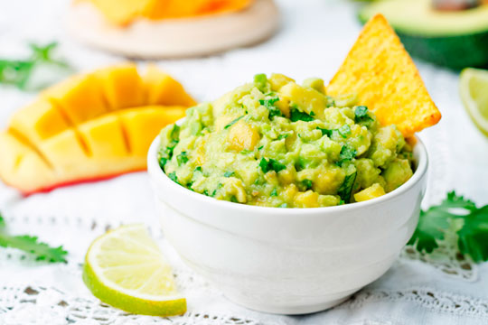 Salsa d’été à l’avocat avec mangue, menthe et concombre